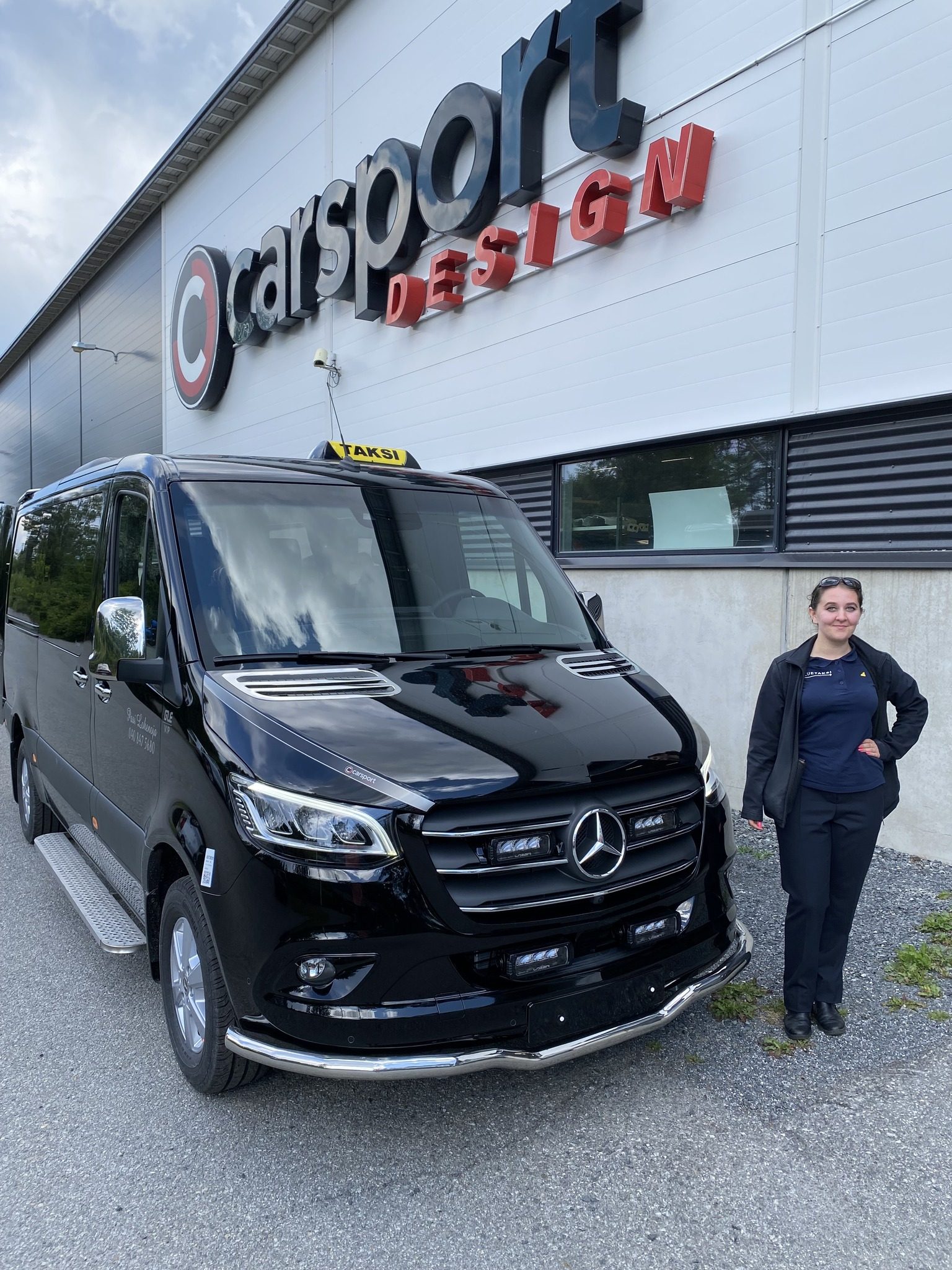 Pasin Tilataksin kuljettaja Mercedes-Benz Sprinterin vieressä