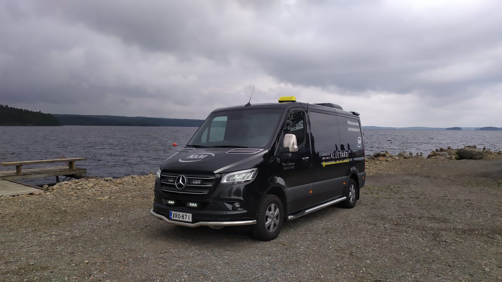 Pasin Tilataksi – Mercedes-Benz Sprinter tilataksi järven rannalla Lahden seudulla