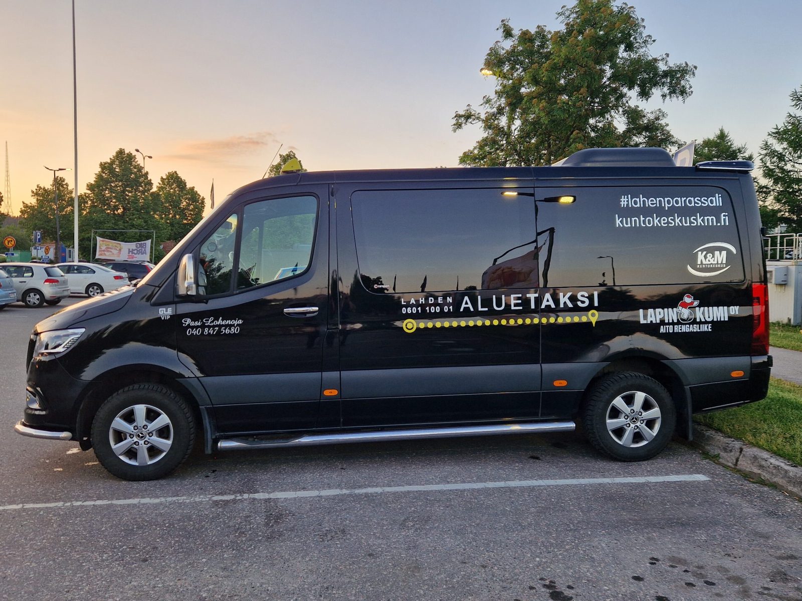 Pasin Tilataksin Mercedes-Benz Sprinter -tilataksi ilta-auringossa