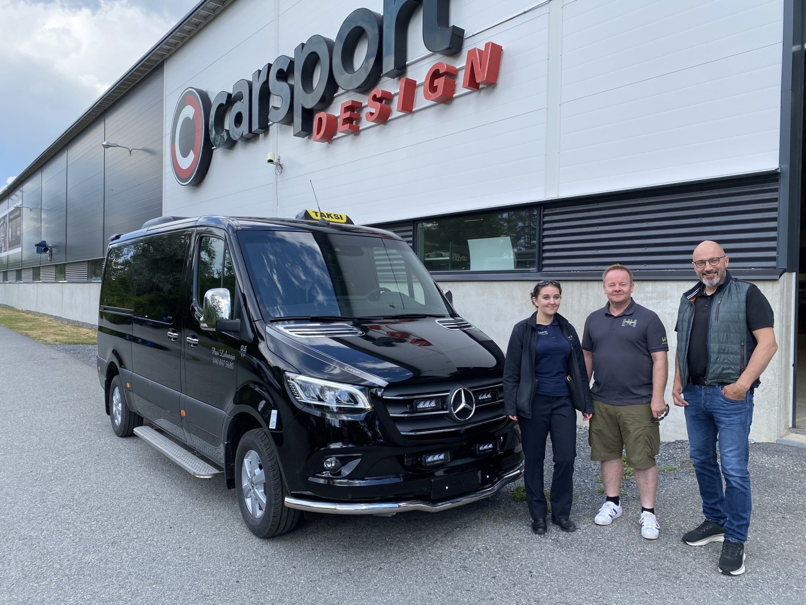 Pasin Tilataksin tiimi Mercedes-Benz Sprinterin äärellä Lahdessa