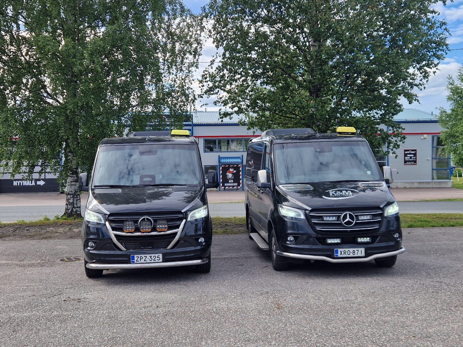 Pasin Tilataksin kaksi Mercedes-Benz Sprinter -tilataksia Lahdessa