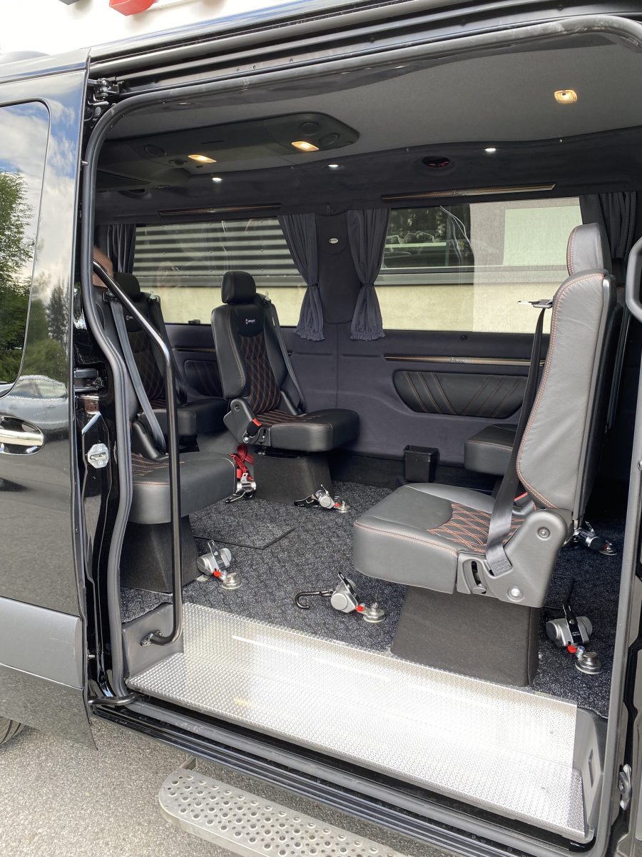 Pyörätuolivarusteltu 1+8 tilataksi – esteetön taksi Lahdessa