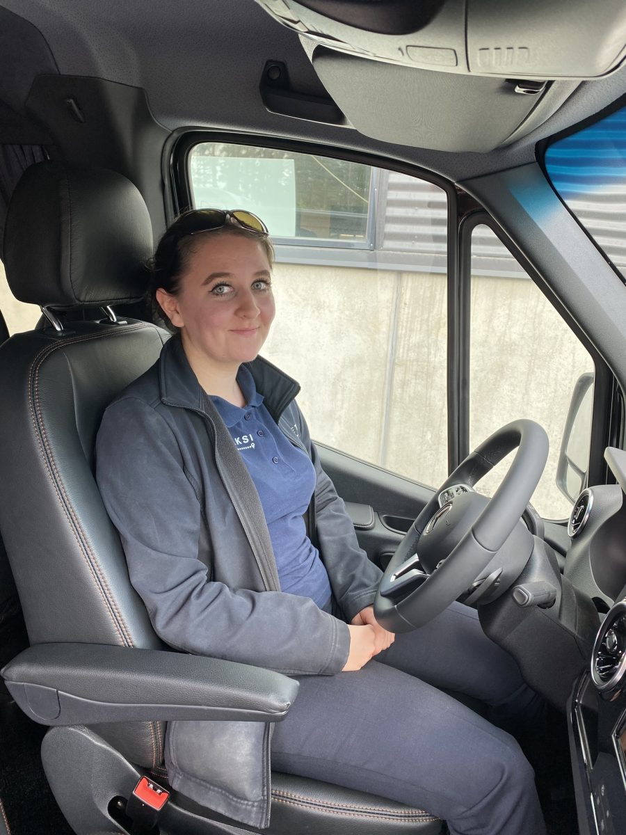 Ammattitaitoinen kuljettaja Pasin Tilataksin Mercedes Sprinterissä