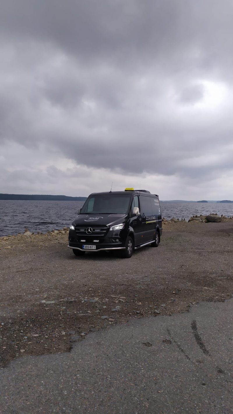 Pasin Tilataksin Mercedes-Benz Sprinter järvimaisemassa