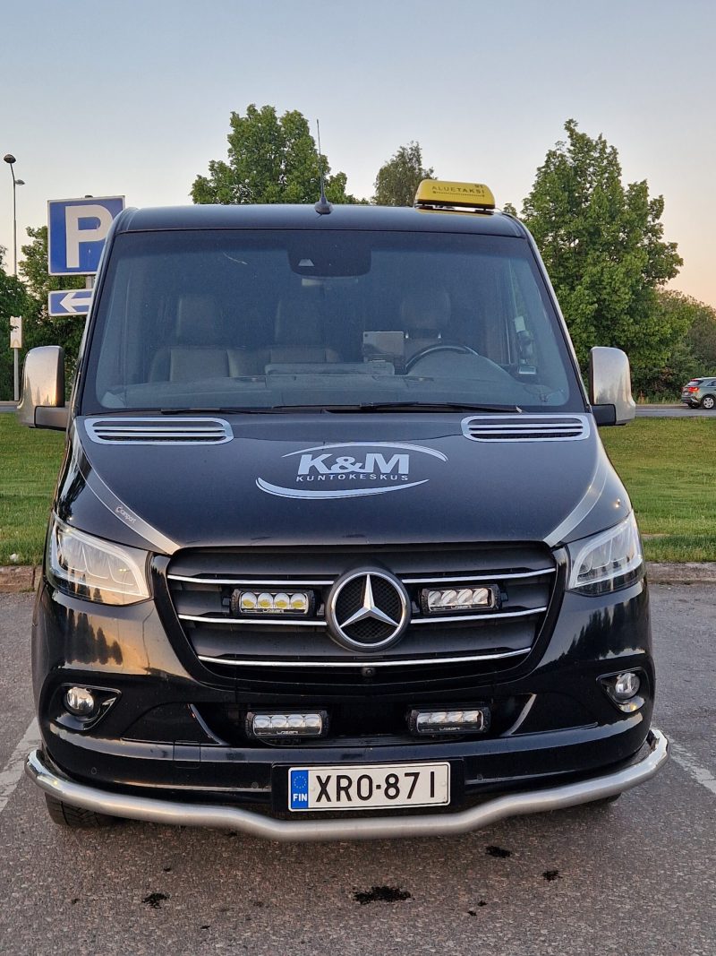 Pyörätuolivarusteltu 1+8 Mercedes-Benz Sprinter -tilataksi – esteetön taksi Lahdessa